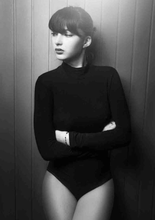 Femme portant un body noir