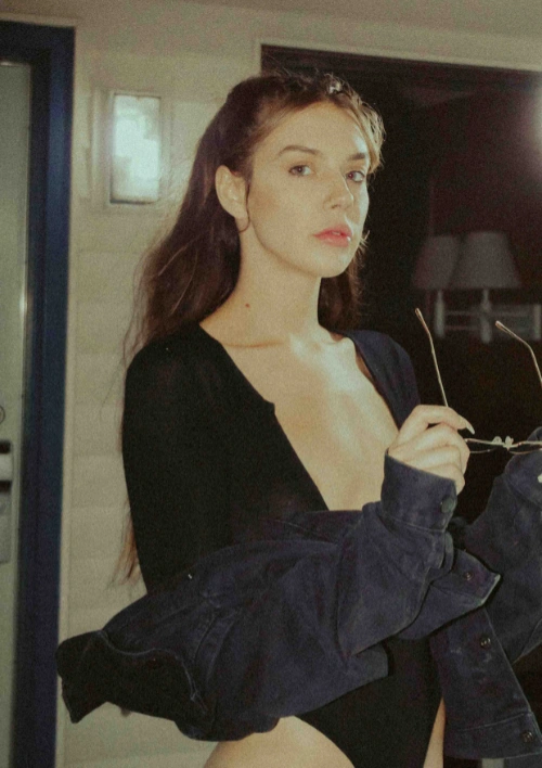 Femme portant un body noir
