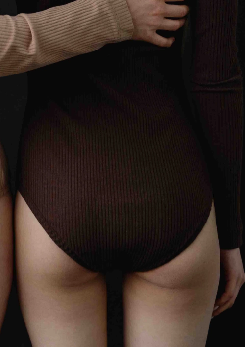 Femme portant un body marron