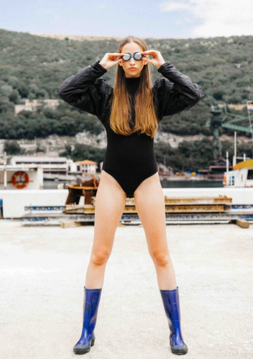 Femme en body noir