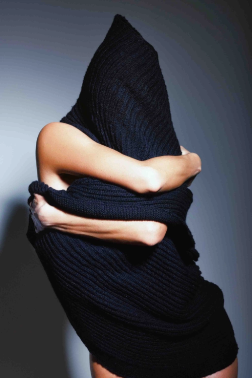 Femme dans un body noir
