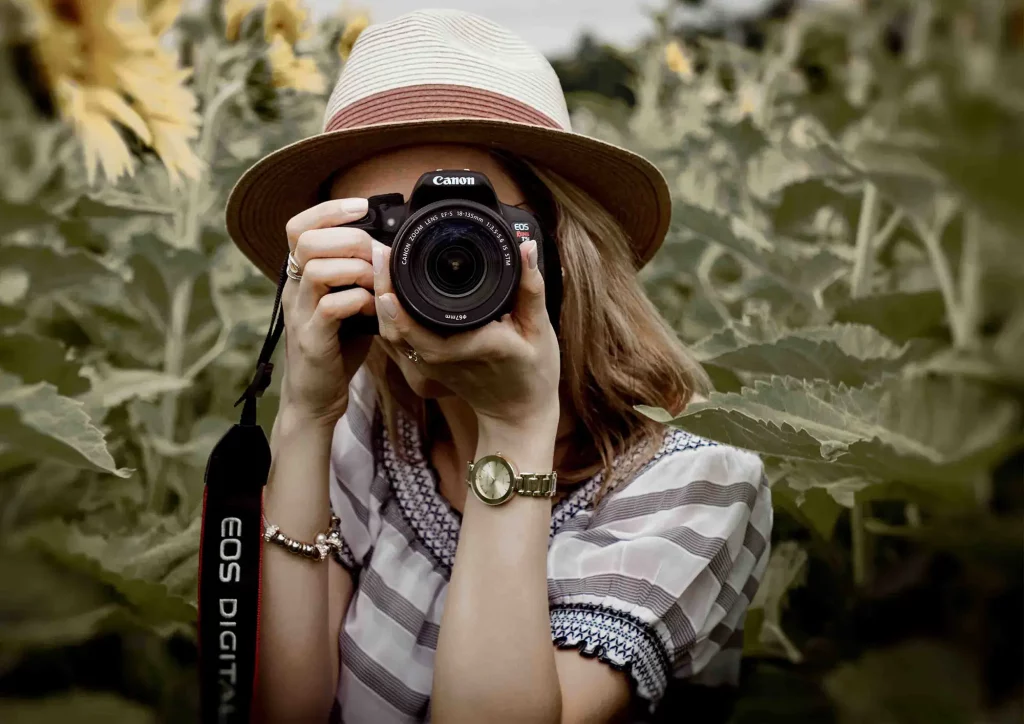 femme prenant des photos